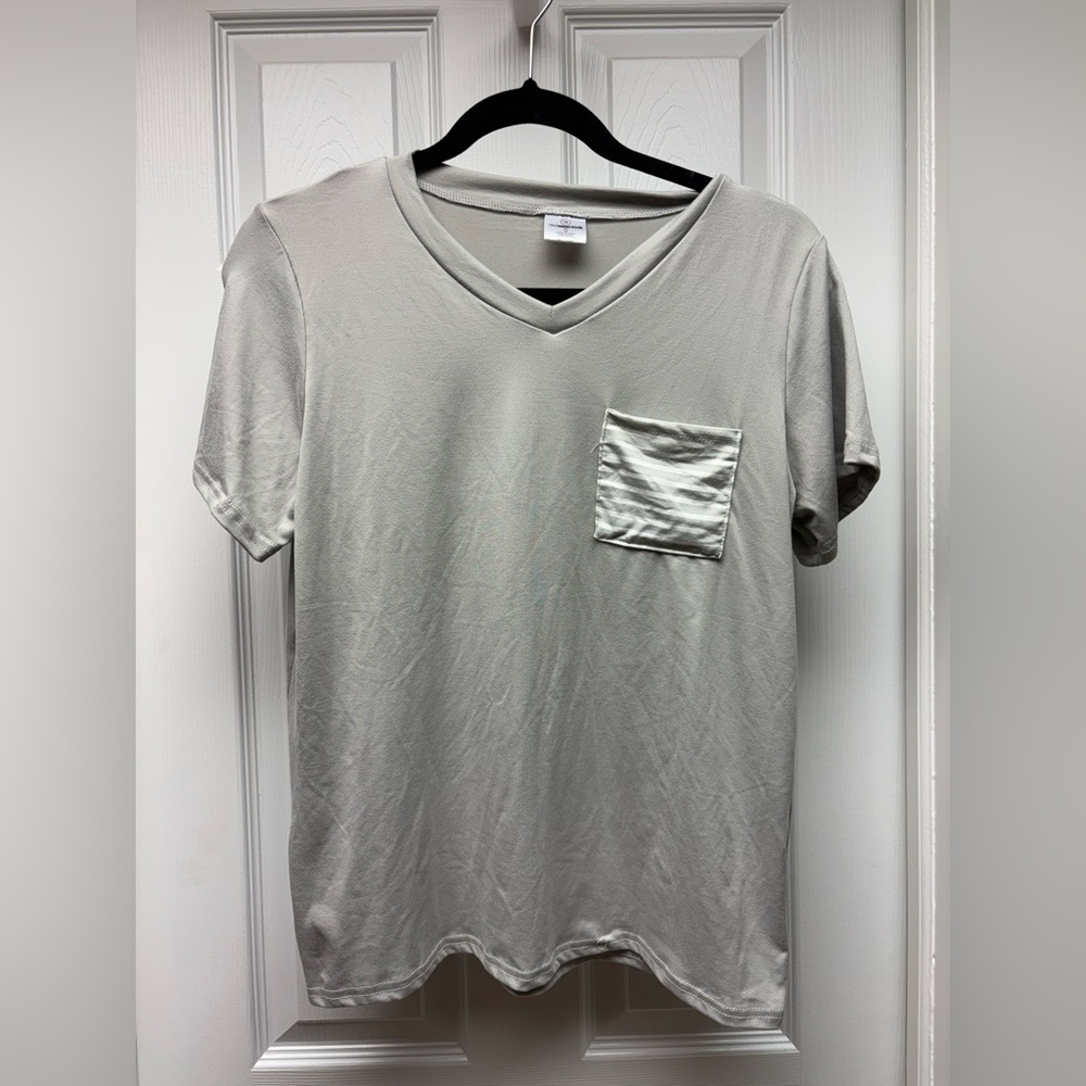 Real Essentials Gray V-Neck Pocket Tee Shirt Women’s Small